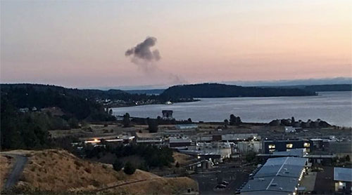 Columna de humo generada tras estrellarse el avión Un empleado roba un avión sin pasajeros en el aeropuerto de Seattle y lo estrella
